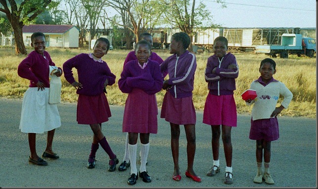 Hwange - Dete schoolgirls