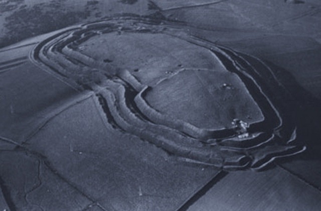 Aerial_photograph_of_Maiden_Castle_19351_thumb.jpg