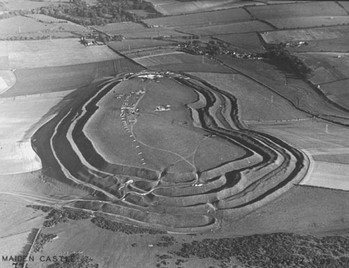 Aerial_photograph_of_Maiden_Castle_from_the_west_19371.jpg