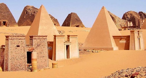 Sudan_Meroe_Pyramids_30sep2005_2[1]